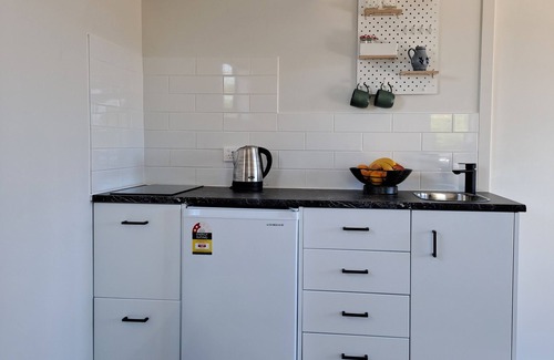 Te Mata Cabin | Comfortable studio with stunning mountain & ocean views – Your perfect getaway!