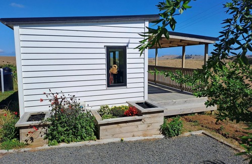 Te Mata Cabin | Comfortable studio with stunning mountain & ocean views – Your perfect getaway!
