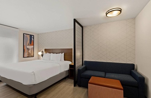 Newnan Hotel | Comfortable Suite Perfect for Business Travelers – Workstation Included