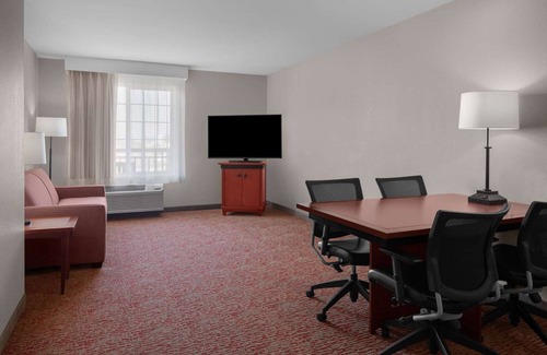 East Roseville Parkway Hotel | Comfortable Suite w/Full Kitchen, Close to Miners Ravine Nature Reserve!