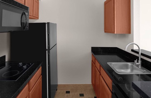 East Roseville Parkway Hotel | Comfortable Suite w/Full Kitchen, Close to Miners Ravine Nature Reserve!