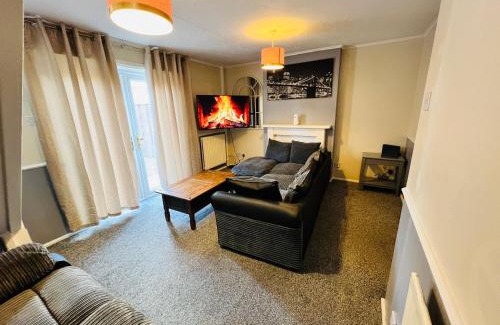Newton Aycliffe House | Comfortable Two Bedroom Home DL5 with Garden Parking and Free WiFi