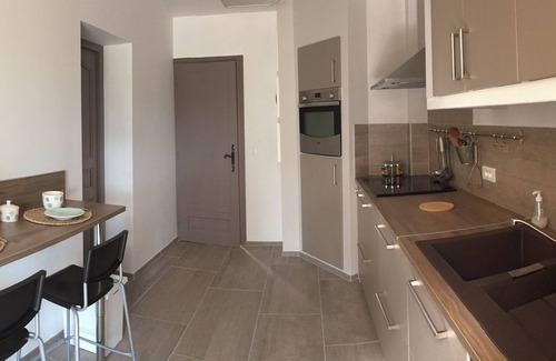 Lauris Villa | Comfortable villa in a quiet area, close to the village, shops and restaurants