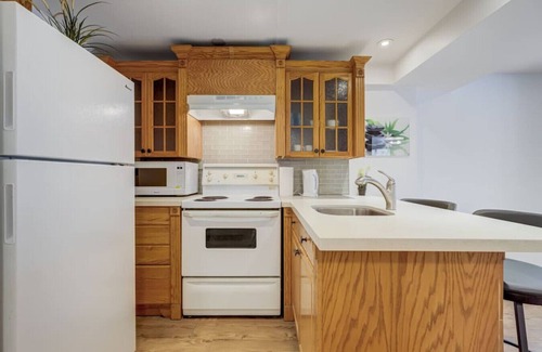 Whitby House | Comfortable Whitby 2 Bedroom Lower Suite