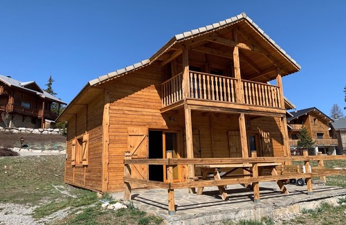 Le Devoluy Ski Chalet | Comfortable wooden chalet with Jacuzzi, ideal for the whole family!