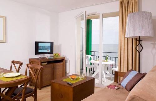 Cayeux-sur-Mer Apartment | Comfortably furnished apartment with a sea view