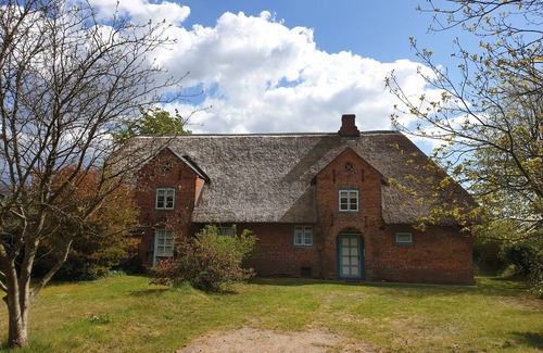Wobbenbull House | Comfortably furnished thatched roof house with a large garden