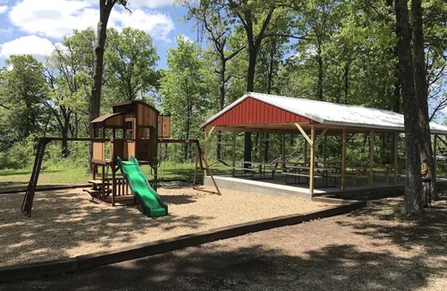 Cassville Cabin | Comforts of Home-Cabin 10