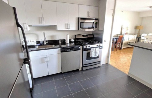 Medical Center Area Apartment | Comfy 2 Bed Apt 6 Min Walk To Boston Children's Hospital, Brigham, Dana Farber.