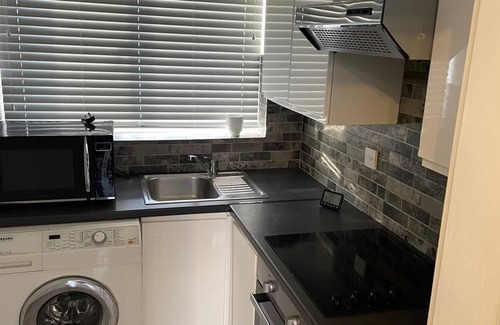 Edmonton Apartment | Comfy 2 Bedroom Apartment With Balcony Near Tottenham Hotspur Stadium