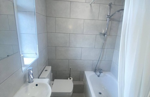 Edmonton Apartment | Comfy 2 Bedroom Apartment With Balcony Near Tottenham Hotspur Stadium