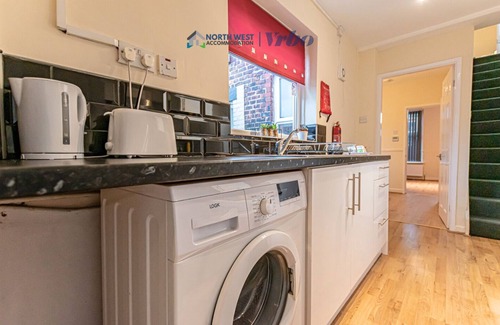 St Helens House | Comfy 2-Bedroom House – Great for NHS, Contractors & Long Stays
