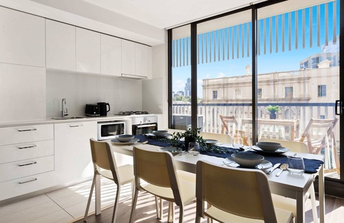 Carlton South Apartment | Comfy 2BR Apt Only a-4-min Walk to Victoria Market