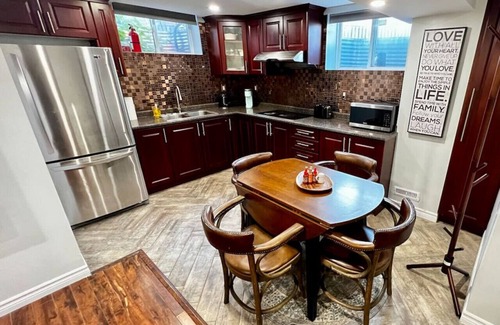 Hurontario House | Comfy 2BR Guest Suit in the Heart of Mississauga.