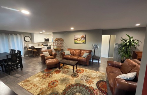 East Wenatchee House | Comfy 3-bed bungalow in East Wenatchee, where nearby adventures await.