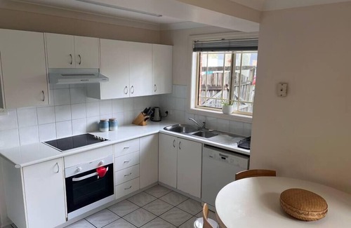 West Gosford House | Comfy 3 Bed Gosford townhouse near CBD & Hospital