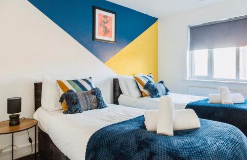 Broadheath House | Comfy 3 Bed House by Manchester Airport, Perfect for Groups & Families