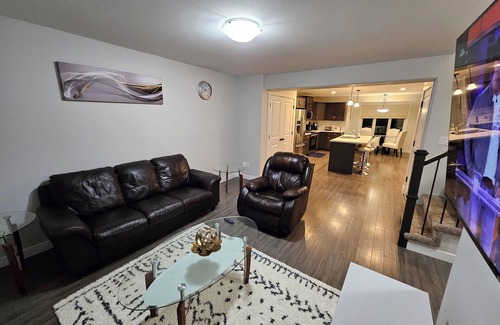 Regina House | Comfy 3-bedroom house in Harbour Landing, Regina.