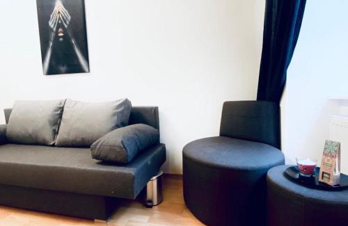 Thurygrund Apartment | Comfy 3BR Apt for Groups, 10-Min to Währinger Park