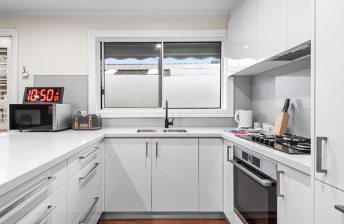 Tullamarine House | Comfy 4-Bed Home with a Generous Garden