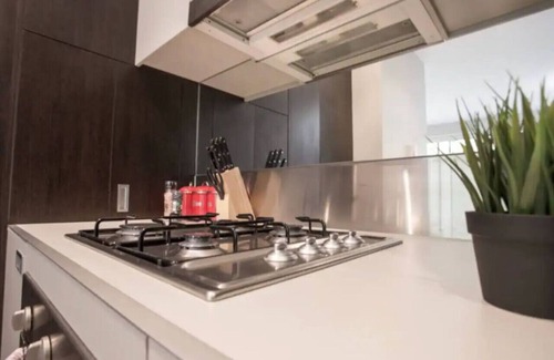 Kensington Apartment | Comfy apartment, next to playground and BBQ area and 3 train stops to the CBD!