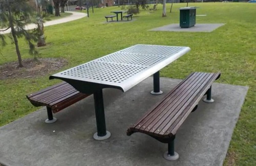 Kensington Apartment | Comfy apartment, next to playground and BBQ area and 3 train stops to the CBD!