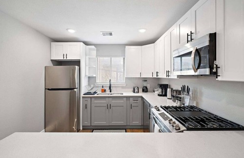 MacGregor Apartment | Comfy Apt Nr Med Center, Zoo | Games BBQ Fire Pit
