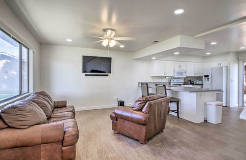 Country Rose House | Comfy Bakersfield Townhome - Fire Pit & Patio