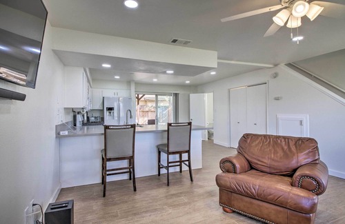 Country Rose House | Comfy Bakersfield Townhome - Fire Pit & Patio