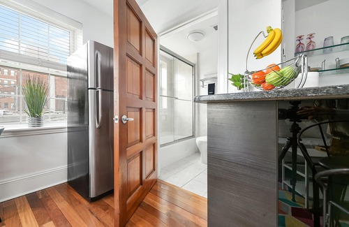 Bloomfield Apartment | ♥Comfy Bloomfield Oasis 5★ Location ♛Queen Bed- Desk- WiFi- Long Term Discount