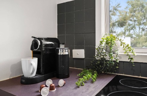 Box Hill Apartment | Comfy Box Hill Unit: Near Station + Restaurants!