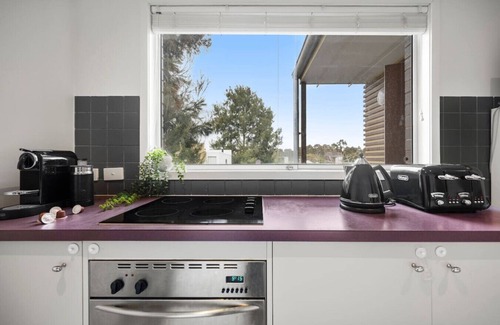 Box Hill Apartment | Comfy Box Hill Unit: Near Station + Restaurants!