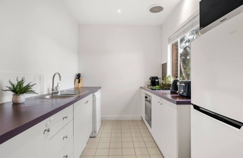 Box Hill Apartment | Comfy Box Hill Unit: Near Station + Restaurants!
