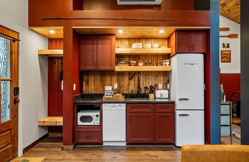 Baxter Cabin | Comfy Cabin w/Pickleball, Golf, Sauna & Hot Tub!