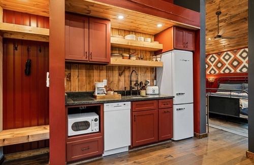 Baxter Cabin | Comfy Cabin w/Pickleball, Golf, Sauna & Hot Tub!