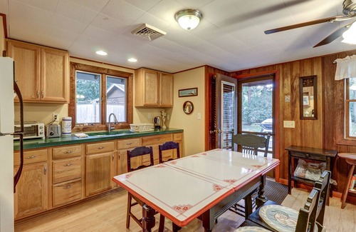 Eastham Cottage | Comfy Cabin with Deck, Firepit, & Bike Path Access - Walk to Nauset Light Beach