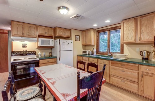 Eastham Cottage | Comfy Cabin with Deck, Firepit, & Bike Path Access - Walk to Nauset Light Beach