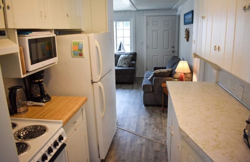 West Harwich House | Comfy Cape Cod cottage, sleeping 6, just .4 miles to the beach.
