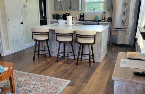 East Hill House | Comfy carriage house close to everything!
