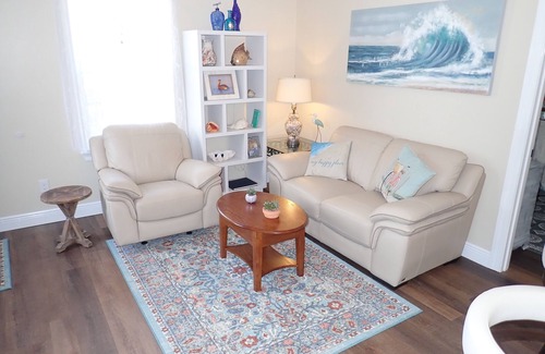 East Hill House | Comfy carriage house close to everything!