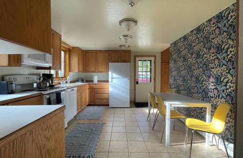 Helena House | Comfy, Charming 4-Bedroom Victorian Home in Central Helena - Vacation or Work