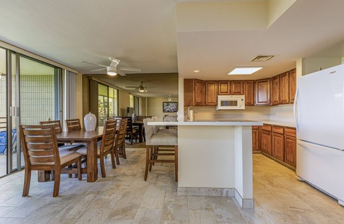 Kahaluu-Keauhou Condo | Comfy Condo Steps From the Beach with Pool Spa and Sunset Views!