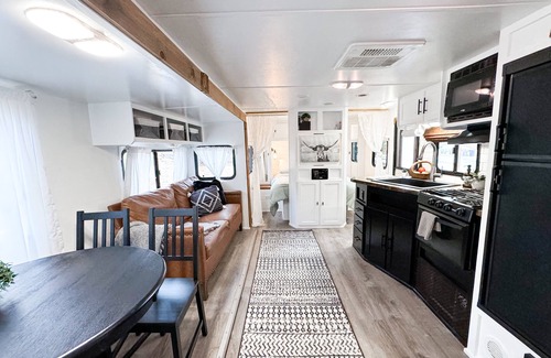 Fallbrook RV Rental | Comfy+Cozy Camper