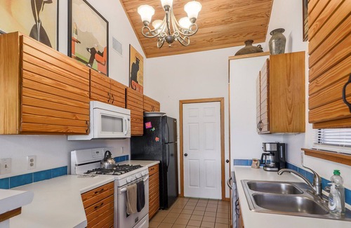 Barton Heights House | Comfy, cozy, private 2 bedroom home in Zilker.