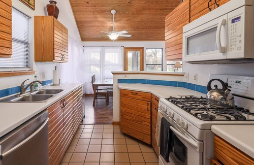 Barton Heights House | Comfy, cozy, private 2 bedroom home in Zilker.