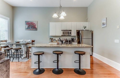 Thomas Square Condo | Comfy-Cozy-Walk to Forsyth Park-King Beds