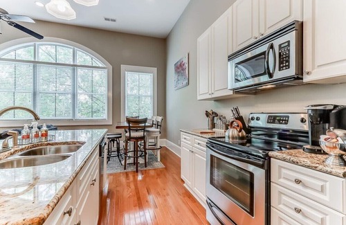 Thomas Square Condo | Comfy-Cozy-Walk to Forsyth Park-King Beds