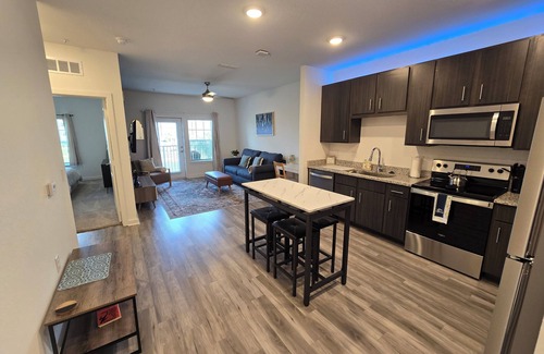 Port Saint Lucie Apartment | Comfy KING bed, full kitchen, Lakeview, Gym & Pool♡