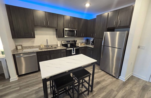Port Saint Lucie Apartment | Comfy KING bed, full kitchen, Lakeview, Gym & Pool♡