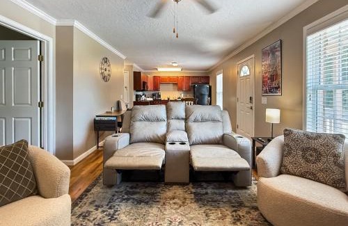 Guntersville Apartment | Comfy King Bed Townhouse with Outdoor Sitting Area